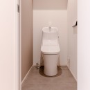 アートが映えるシンプルな家の写真 トイレ