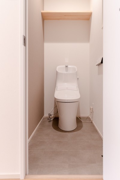 トイレ (アートが映えるシンプルな家)