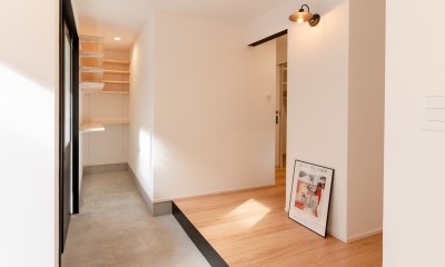 アートが映えるシンプルな家 (玄関)