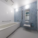 ティファニーブルーを取り入れたホテルライクな住空間の写真 浴室