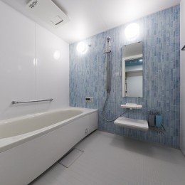 ティファニーブルーを取り入れたホテルライクな住空間 (浴室)