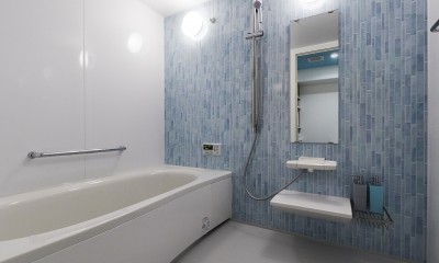 ティファニーブルーを取り入れたホテルライクな住空間 (浴室)