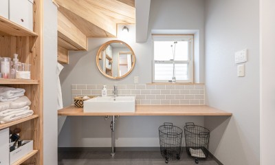 キッチンを広くするために移設した洗面室は階段下もうまく利用してナチュラルなイメージで統一｜丁寧に作られた注文住宅をできるだけ活かして長く使えるマイホームへ