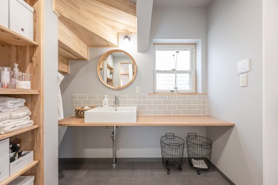 キッチンを広くするために移設した洗面室は階段下もうまく利用してナチュラルなイメージで統一 (丁寧に作られた注文住宅をできるだけ活かして長く使えるマイホームへ)