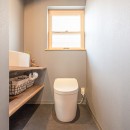 丁寧に作られた注文住宅をできるだけ活かして長く使えるマイホームへの写真 洗面室同様に造作の手洗いとカウンターを造作したシンプルなトイレ