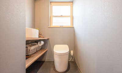 洗面室同様に造作の手洗いとカウンターを造作したシンプルなトイレ｜丁寧に作られた注文住宅をできるだけ活かして長く使えるマイホームへ