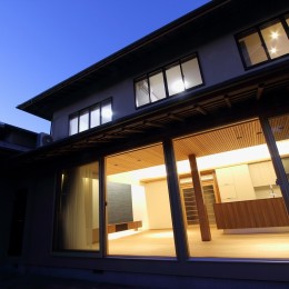 リビング夜景 (茅ヶ崎の家　『日本家屋の戸建てリノベーション』)