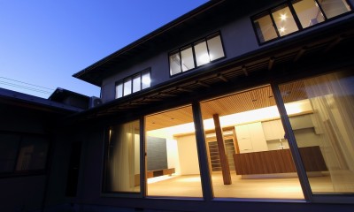 茅ヶ崎の家　『日本家屋の戸建てリノベーション』 (リビング夜景)