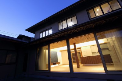リビング夜景 (茅ヶ崎の家　『日本家屋の戸建てリノベーション』)
