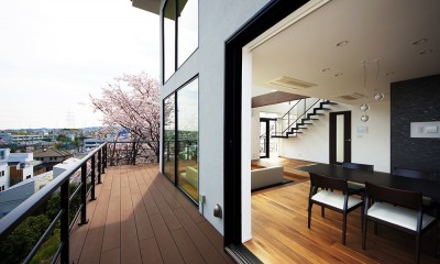建物を囲むデッキスペース｜眺望の家／神奈川県横浜市