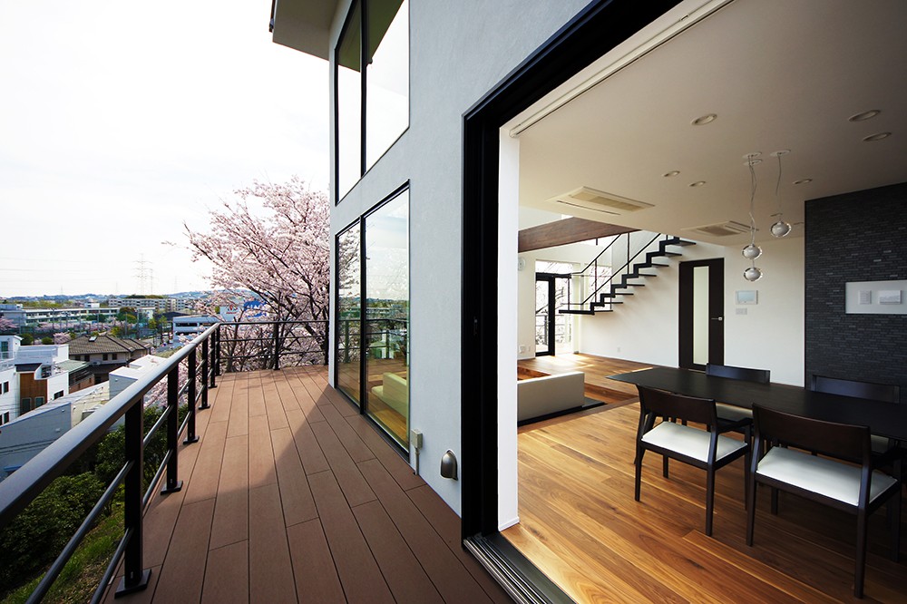 アウトドア事例：建物を囲むデッキスペース（眺望の家／神奈川県横浜市）