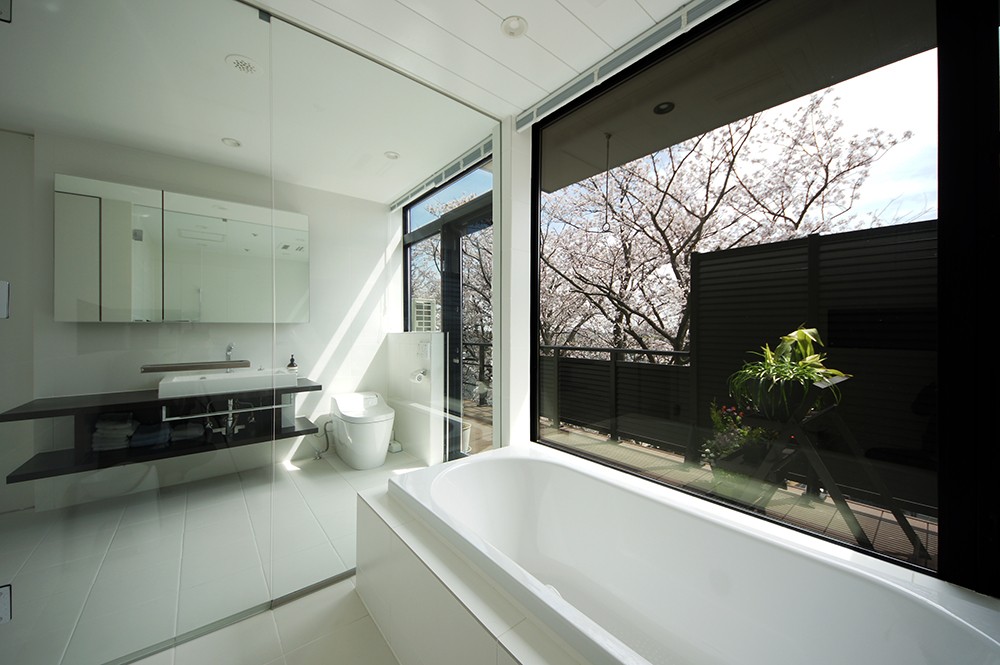 バス/トイレ事例：ガラス張りのバスルーム（眺望の家／神奈川県横浜市）