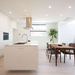 白で統一したモダンなキッチン (緑に囲まれた中庭のある家／東京都世田谷区)