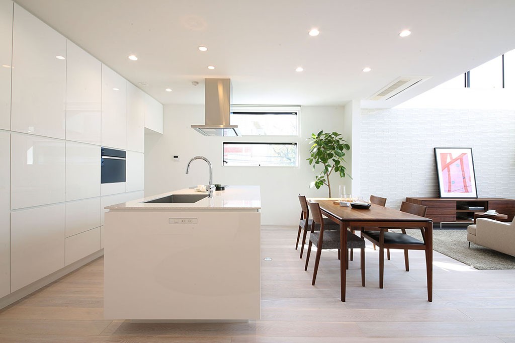 キッチン事例：白で統一したモダンなキッチン（緑に囲まれた中庭のある家／東京都世田谷区）