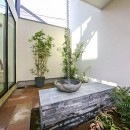緑に囲まれた中庭のある家／東京都世田谷区の写真 庭園のようにデザインされた中庭