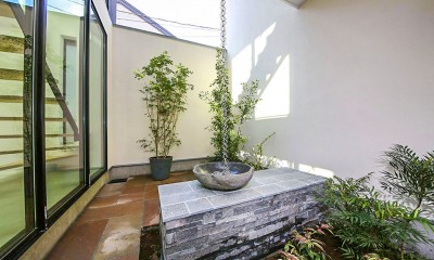 緑に囲まれた中庭のある家／東京都世田谷区 (庭園のようにデザインされた中庭)