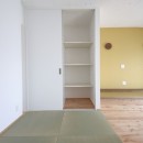 お気に入りの家具と色に包まれて北欧ライクに暮らすの写真 リビングに畳スペース