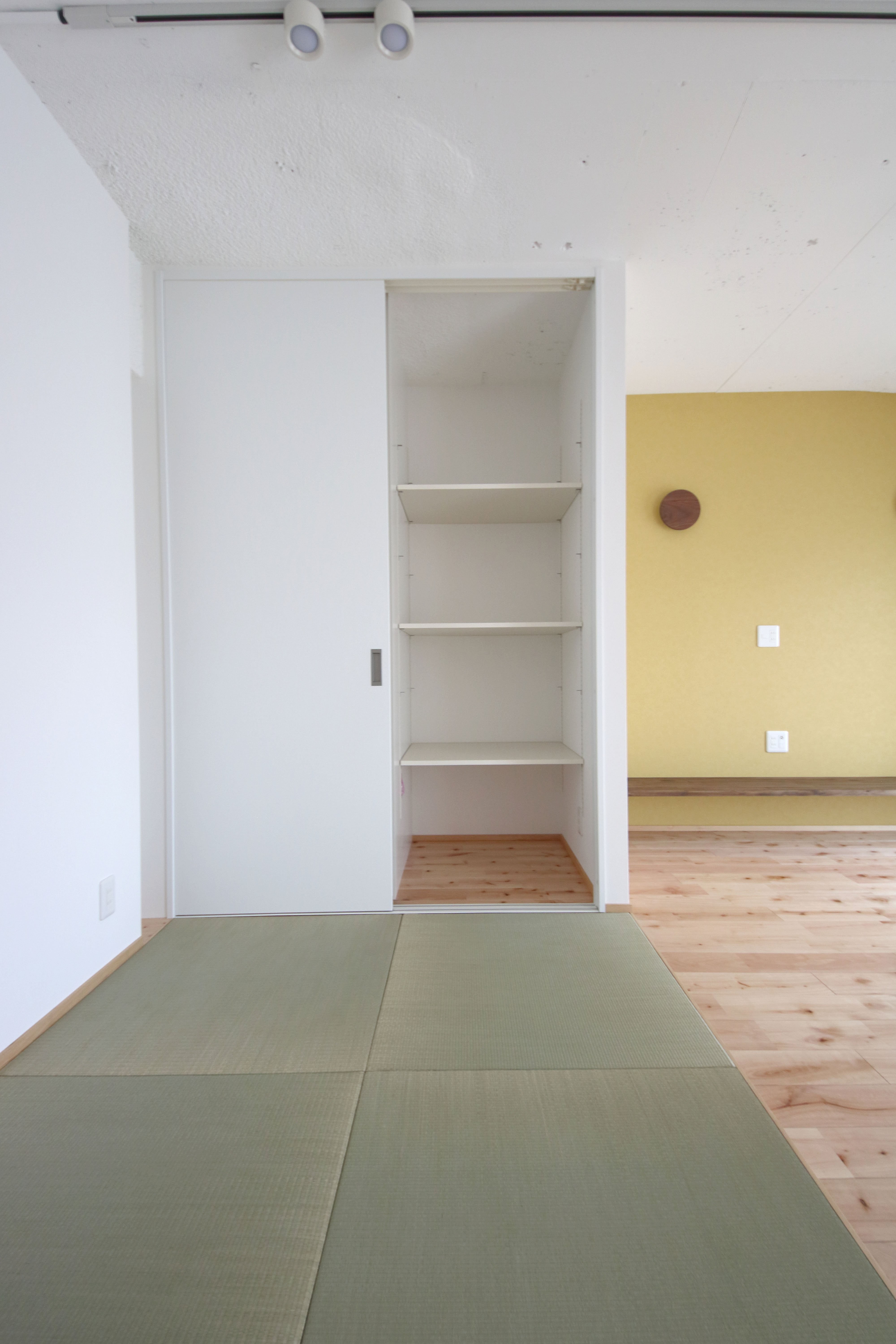 リビングダイニング事例：リビングに畳スペース（お気に入りの家具と色に包まれて北欧ライクに暮らす）