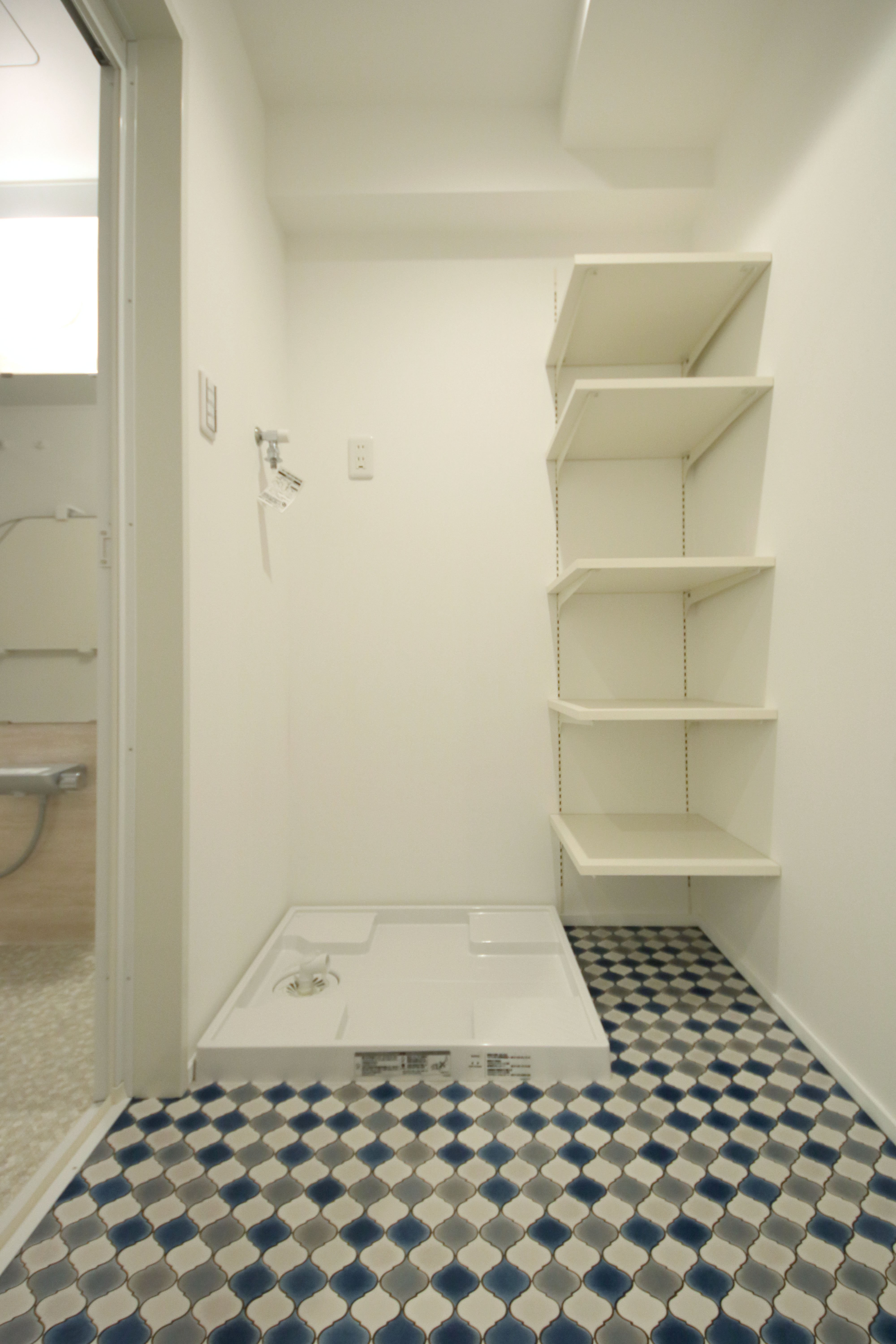 バス/トイレ事例：脱衣室（お気に入りの家具と色に包まれて北欧ライクに暮らす）