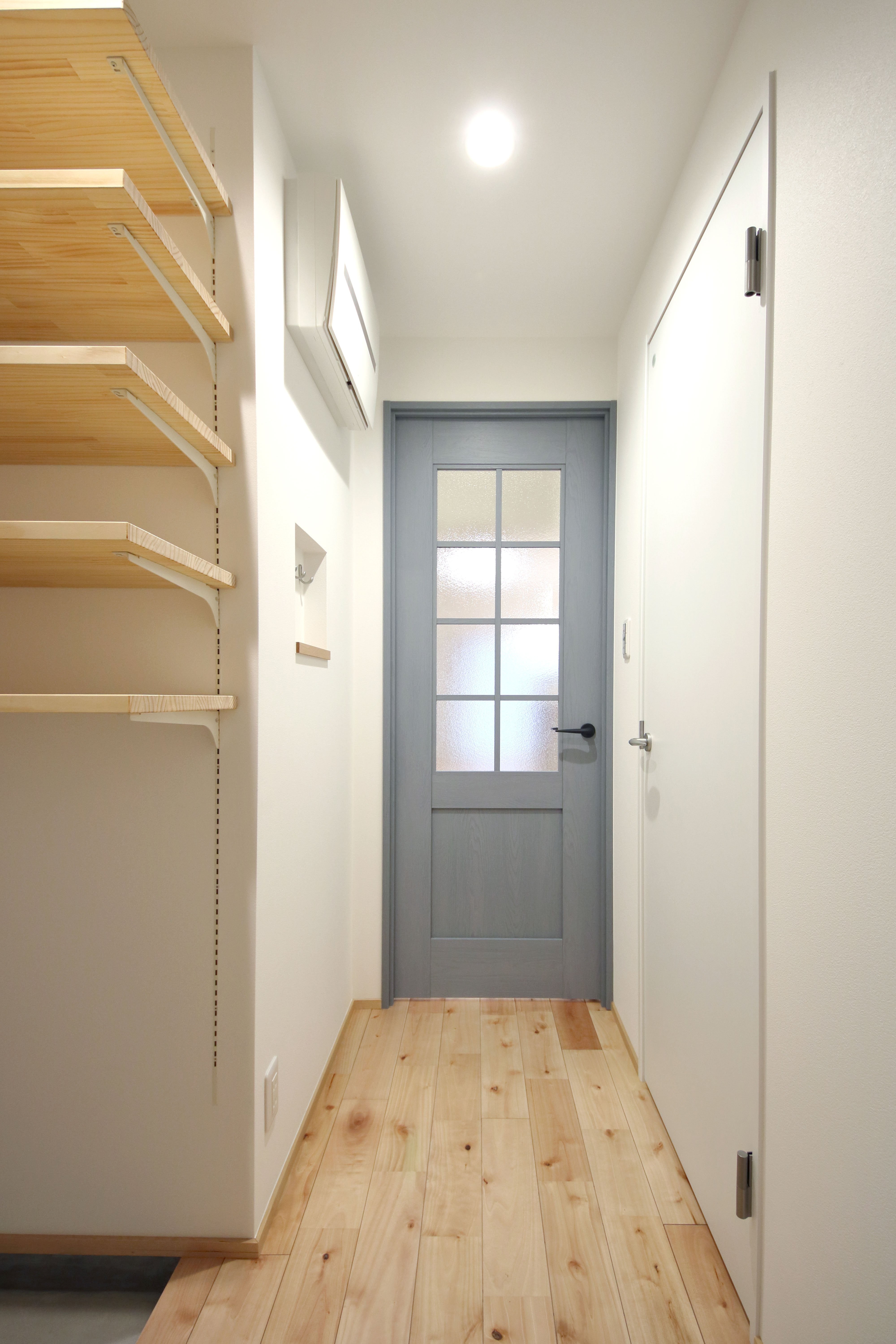 玄関事例：玄関ホール（お気に入りの家具と色に包まれて北欧ライクに暮らす）