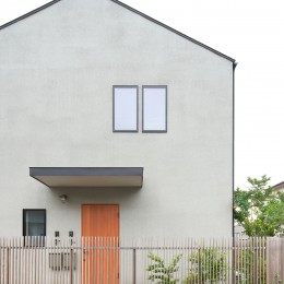 ざらいた壁の家-シンプルな三角屋根