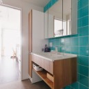 便利で多機能な玄関ですの写真 印象的なブルーの洗面室