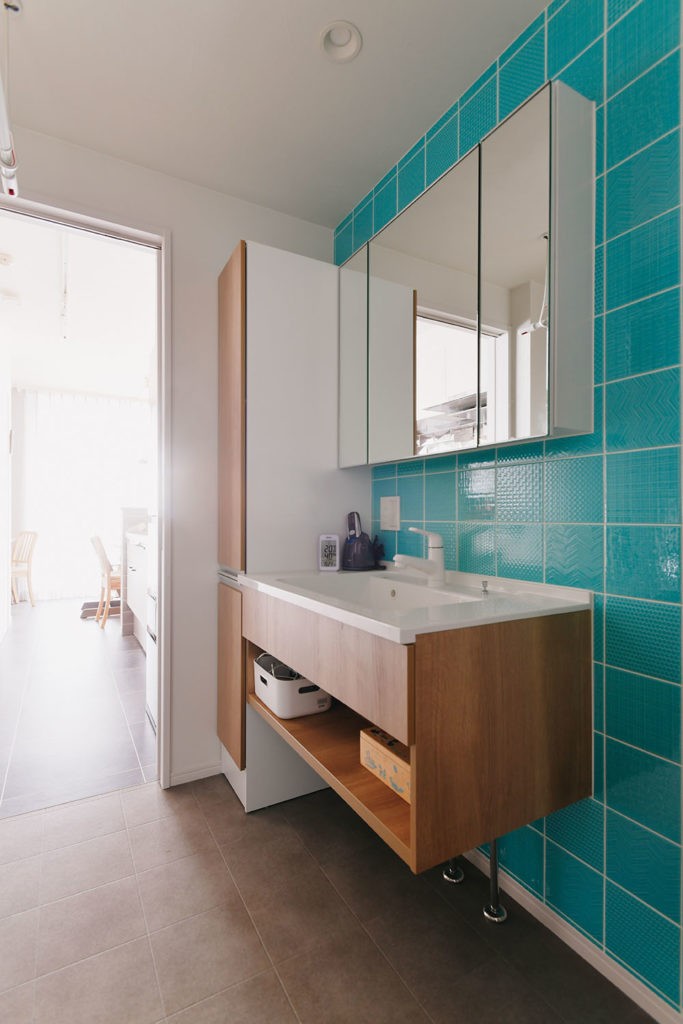 バス/トイレ事例：印象的なブルーの洗面室（便利で多機能な玄関です）