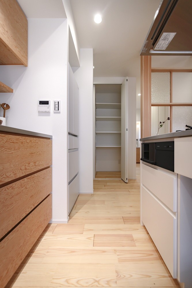 キッチン事例：パントリーとしても機能する収納棚（《継承リノベーション》和風リゾートの雰囲気漂う平屋住宅）