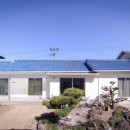 《継承リノベーション》和風リゾートの雰囲気漂う平屋住宅の写真 和風の青い瓦屋根を残した平屋住宅