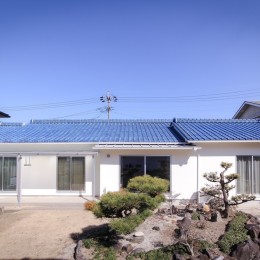 《継承リノベーション》和風リゾートの雰囲気漂う平屋住宅 (和風の青い瓦屋根を残した平屋住宅)