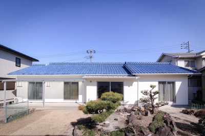 和風の青い瓦屋根を残した平屋住宅 (《継承リノベーション》和風リゾートの雰囲気漂う平屋住宅)