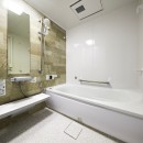 絶妙なバランスの間接照明でゆっくりと寛げる住空間の写真 浴室