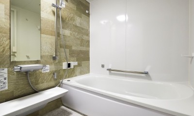 絶妙なバランスの間接照明でゆっくりと寛げる住空間 (浴室)