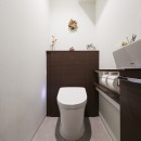 絶妙なバランスの間接照明でゆっくりと寛げる住空間の写真 トイレ