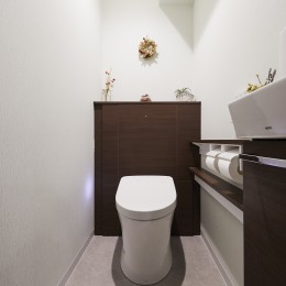 絶妙なバランスの間接照明でゆっくりと寛げる住空間 (トイレ)