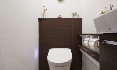 絶妙なバランスの間接照明でゆっくりと寛げる住空間 (トイレ)