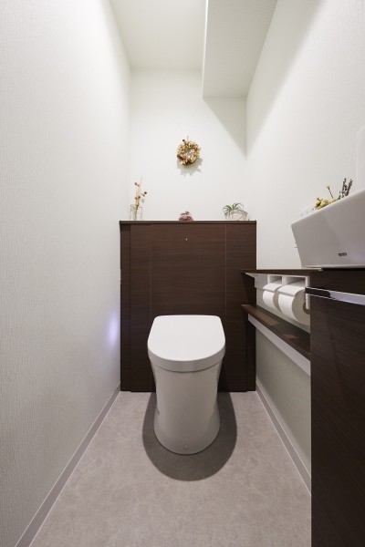 トイレ (絶妙なバランスの間接照明でゆっくりと寛げる住空間)