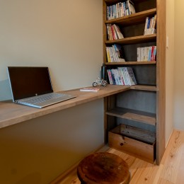 書斎スペース (季節の移ろいを感じる和風隠れ家)