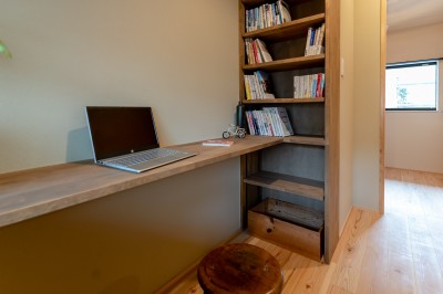 書斎スペース (季節の移ろいを感じる和風隠れ家)