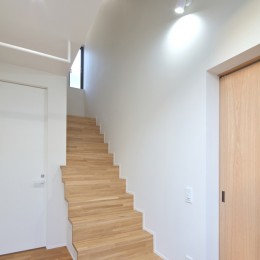K1+K2　一体感のあるデザインの別棟二世帯住宅 (階段)