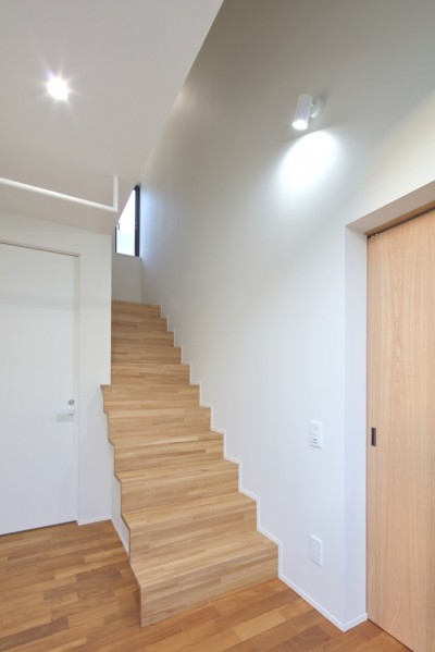 階段 (K1+K2　一体感のあるデザインの別棟二世帯住宅)