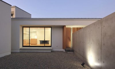 中庭｜K1+K2　一体感のあるデザインの別棟二世帯住宅