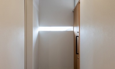 USK-FLAT　30坪のシンプルモダンな木造平屋住宅 (玄関ホール)