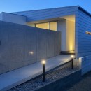USK-FLAT　30坪のシンプルモダンな木造平屋住宅の写真 外観　夕景