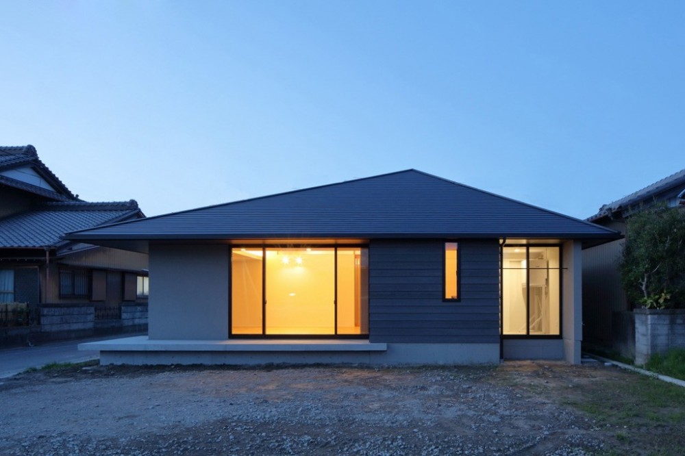 SQ-FLAT　方形屋根の30坪木造平屋住宅 (外観　夕景)
