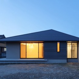 SQ-FLAT　方形屋根の30坪木造平屋住宅 (外観　夕景)