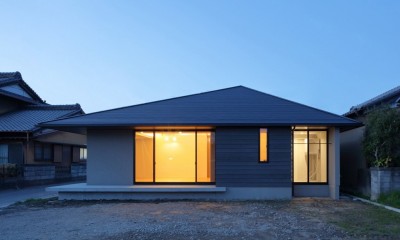 外観　夕景｜SQ-FLAT　方形屋根の30坪木造平屋住宅