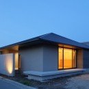 SQ-FLAT　方形屋根の30坪木造平屋住宅の写真 外観　夕景