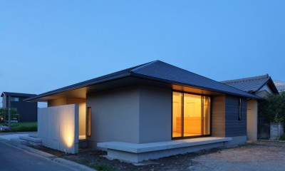 外観　夕景｜SQ-FLAT　方形屋根の30坪木造平屋住宅