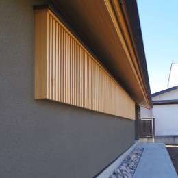 MUKURI　むくり屋根の木造平屋住宅 (アプローチ)
